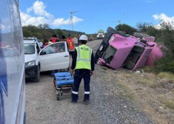 Camión revolvedor vuelca en la carretera Villa de Casas-Ciudad Victoria y deja una mujer herida