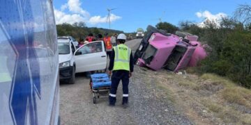 Camión revolvedor vuelca en la carretera Villa de Casas-Ciudad Victoria y deja una mujer herida