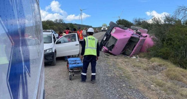 Camión revolvedor vuelca en la carretera Villa de Casas-Ciudad Victoria y deja una mujer herida