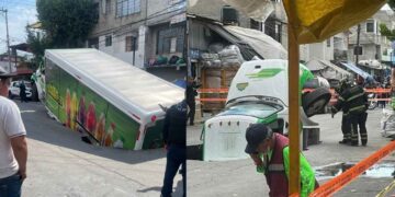 Camión socavón en Iztapalapa