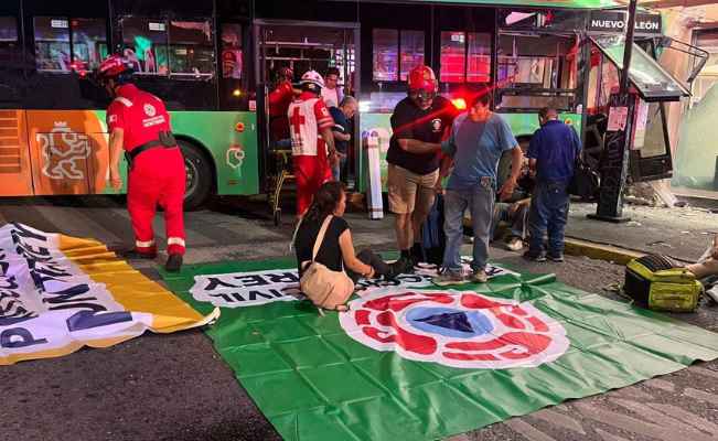 Camión urbano choca contra farmacia en Monterrey; hay al menos 12 heridos