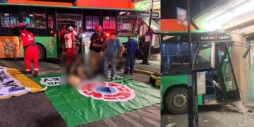 Camión urbano choca contra farmacia en Monterrey; hay al menos 12 heridos