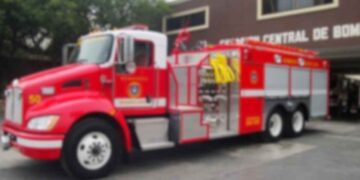 Camioneta se incendia en Nuevo Laredo
