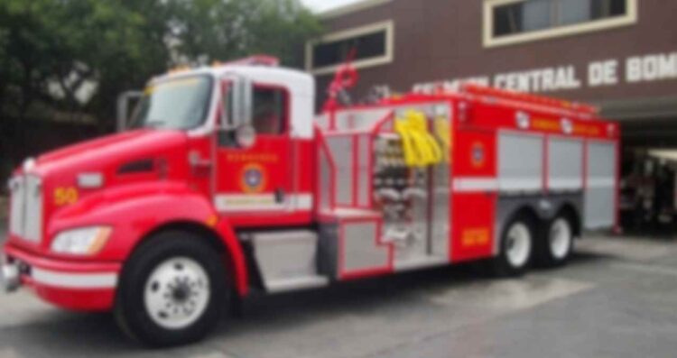 Camioneta se incendia en Nuevo Laredo