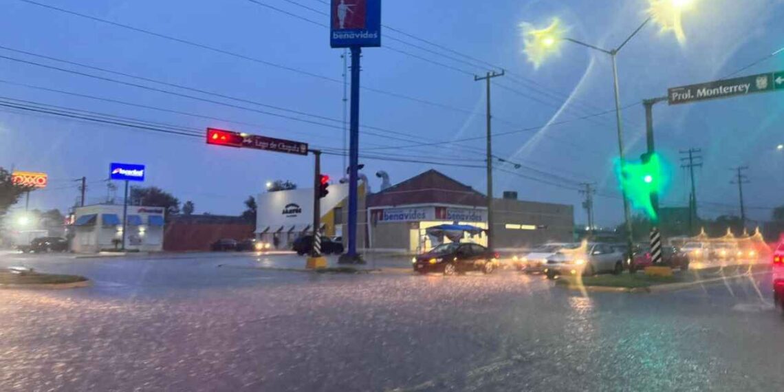 Carmen Lilia Canturosas coordina acciones tras lluvias fuertes en Nuevo Laredo, Tamaulipas
