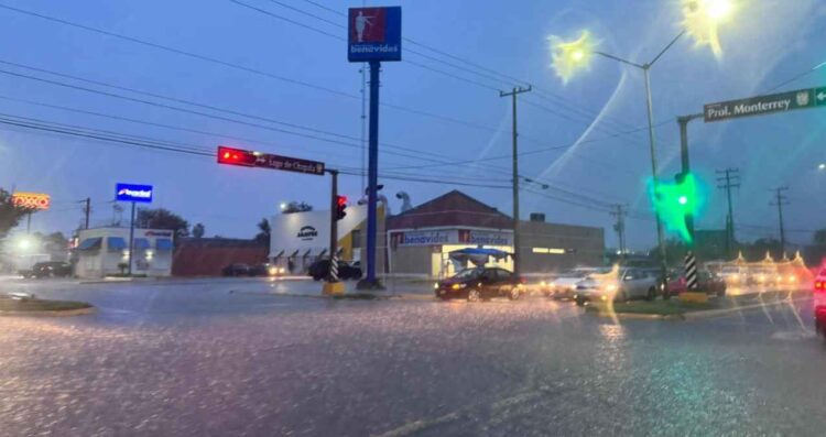 Carmen Lilia Canturosas coordina acciones tras lluvias fuertes en Nuevo Laredo, Tamaulipas