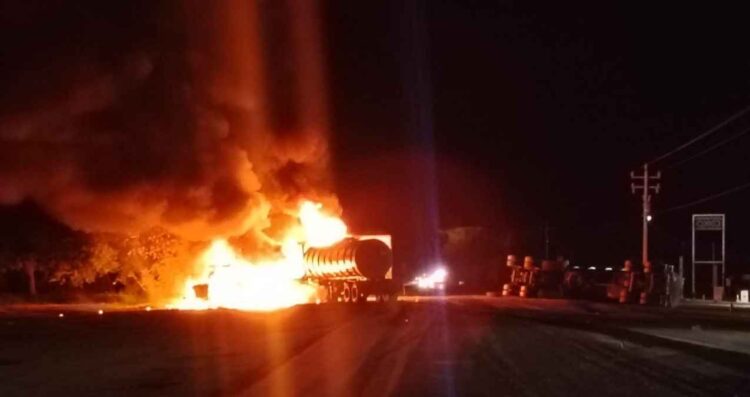 Choque entre pipa y tráiler en libramiento de Tamaulipas