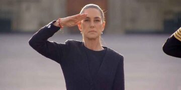 Claudia Sheinbaum encabeza izamiento de Bandera en memoria de víctimas de los sismos de 1985 y 2017