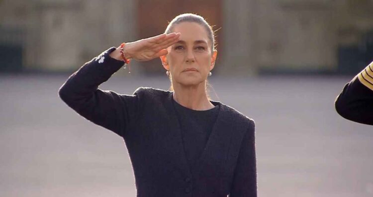 Claudia Sheinbaum encabeza izamiento de Bandera en memoria de víctimas de los sismos de 1985 y 2017