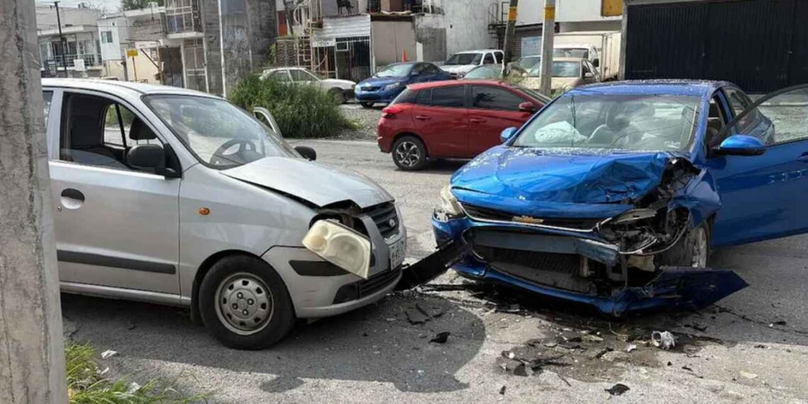 Colisión entre 2 vehículos en la Avenida Luis Elizondo de Monterrey deja un lesionado