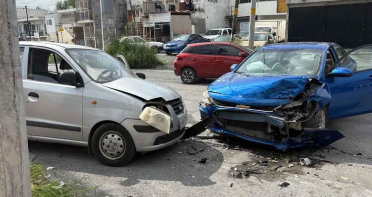 Colisión entre 2 vehículos en la Avenida Luis Elizondo de Monterrey deja un lesionado