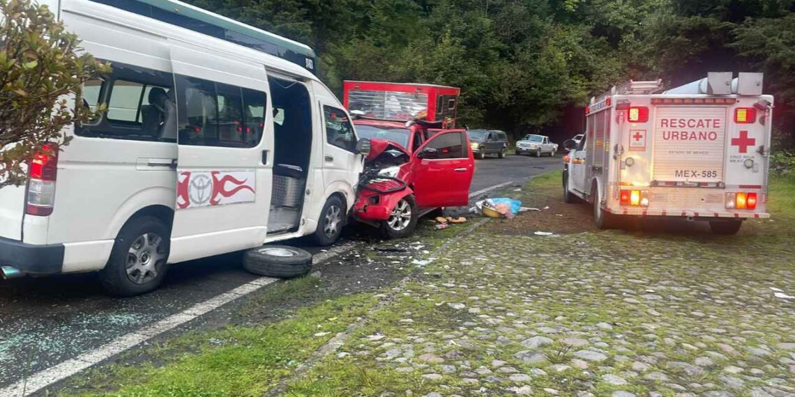 Combi y camioneta chocan en La Marquesa, Edomex; hay 13 heridos