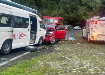 Combi y camioneta chocan en La Marquesa, Edomex; hay 13 heridos