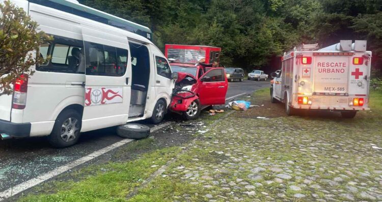 Combi y camioneta chocan en La Marquesa, Edomex; hay 13 heridos