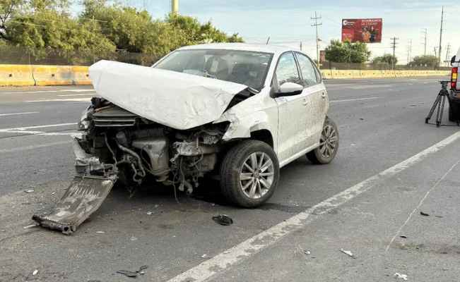 Conductor abandona su vehículo tras chocar en la autopista Monterrey-Laredo