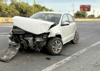 Conductor abandona su vehículo tras chocar en la autopista Monterrey-Laredo