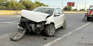 Conductor abandona su vehículo tras chocar en la autopista Monterrey-Laredo