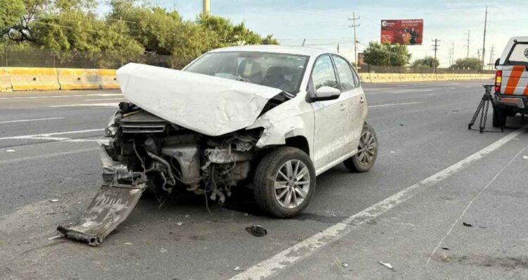 Conductor abandona su vehículo tras chocar en la autopista Monterrey-Laredo