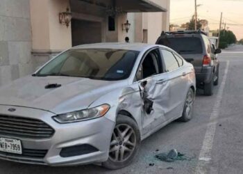 conductor automóvil estacionado Río Bravo