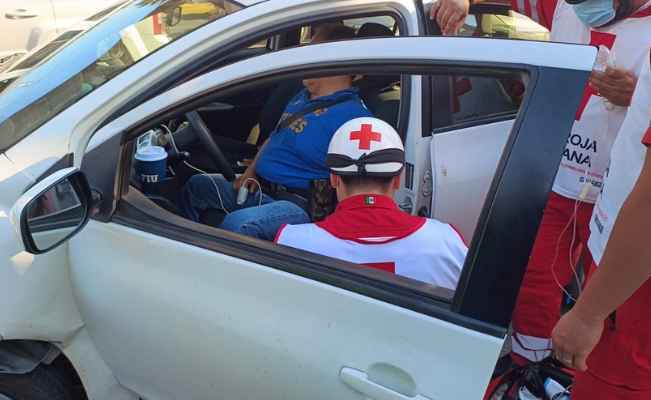 Conductor pierde el control y choca en Monterrey tras presuntamente sufrir una crisis de hipertensión