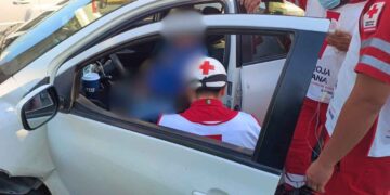 Conductor pierde el control y choca en Monterrey tras presuntamente sufrir una crisis de hipertensión