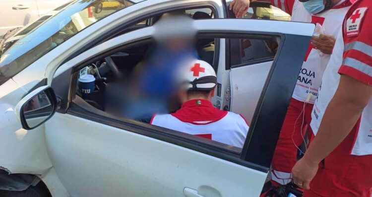 Conductor pierde el control y choca en Monterrey tras presuntamente sufrir una crisis de hipertensión