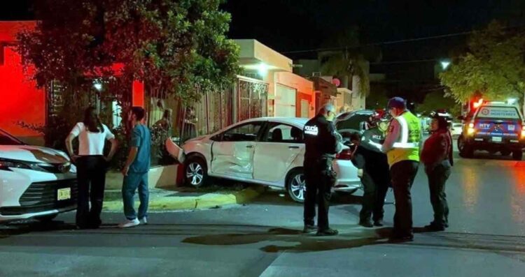 Conductor se impacta contra el barandal de una vivienda en Monterrey tras choque