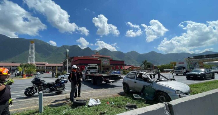 Conductor se impacta en Monterrey