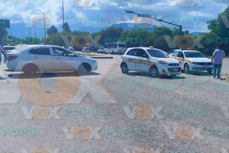 Conductores protagonizan accidente Victoria (3)