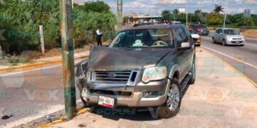 Dama choca contra poste en Victoria