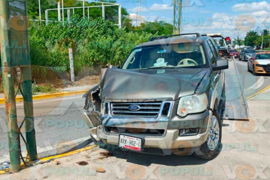 Dama choca contra poste en Victoria (4)