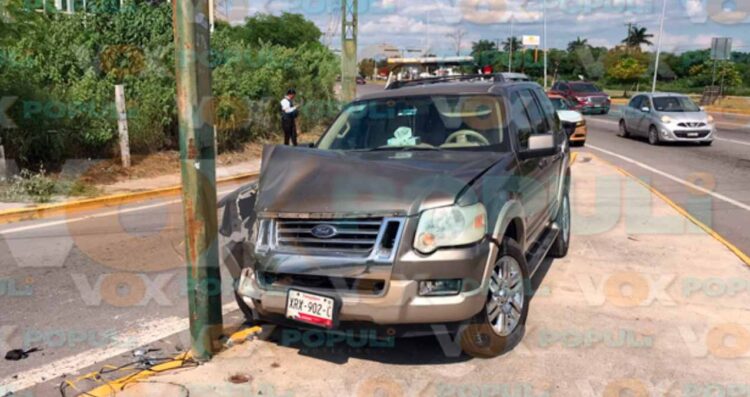 Dama choca contra poste en Victoria