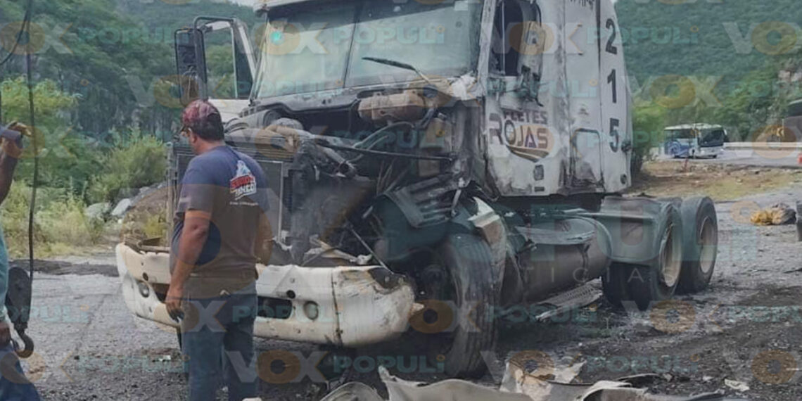Dormitada provoca volcadura de tráiler en la carretera Rumbo Nuevo en Ciudad Victoria, Tamaulipas