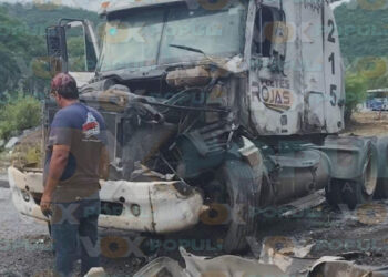 Dormitada provoca volcadura de tráiler en la carretera Rumbo Nuevo en Ciudad Victoria, Tamaulipas