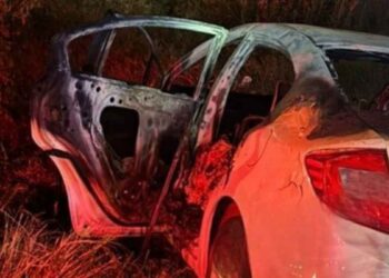 vehículo incendiado cuerpo de mujer