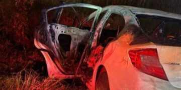 vehículo incendiado cuerpo de mujer