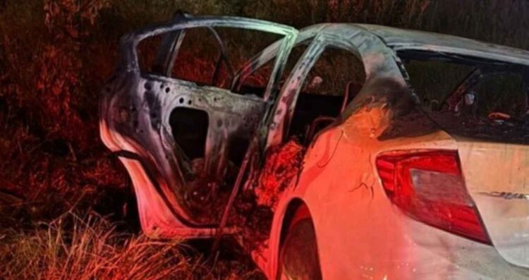 vehículo incendiado cuerpo de mujer