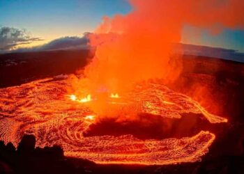 Espectacular erupción del volcán Kilauea mantiene alerta en Hawái