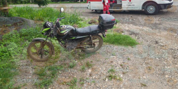 Familia en moto cae al esquivar tope en ejido de Ciudad Victoria, Tamaulipas