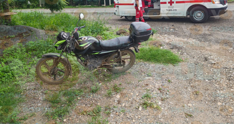 Familia en moto cae al esquivar tope en ejido de Ciudad Victoria, Tamaulipas