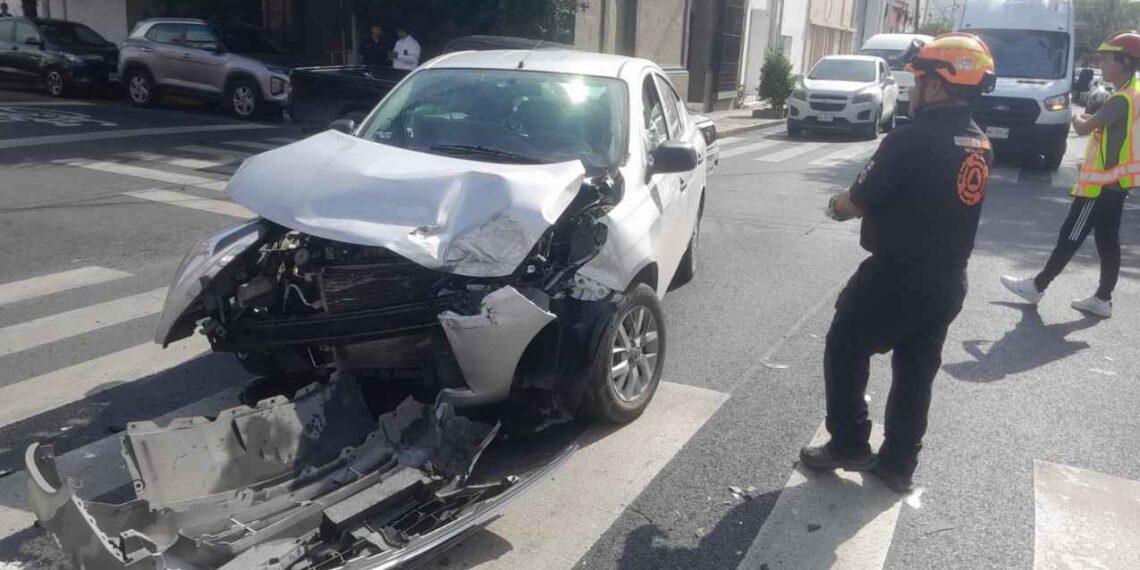 Fuerte accidente en Monterrey deja dos personas lesionadas