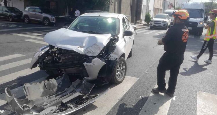 Fuerte accidente en Monterrey deja dos personas lesionadas