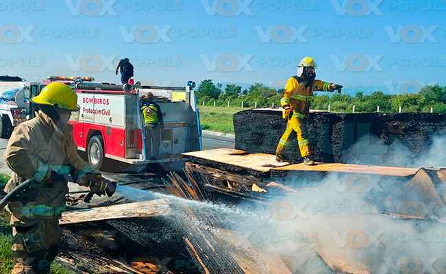 Gran incendio en plataformas con madera ocasiona caos vehicular en la Victoria a Zaragoza