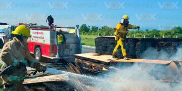 Gran incendio en plataformas con madera ocasiona caos vehicular en la Victoria a Zaragoza
