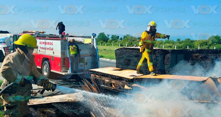 Gran incendio en plataformas con madera ocasiona caos vehicular en la Victoria a Zaragoza