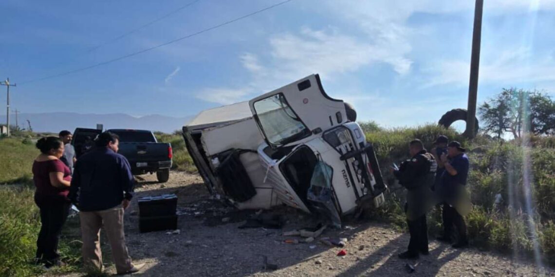 Guardia Estatal atiende volcadura de camión con pollo en Tula, Tamaulipas