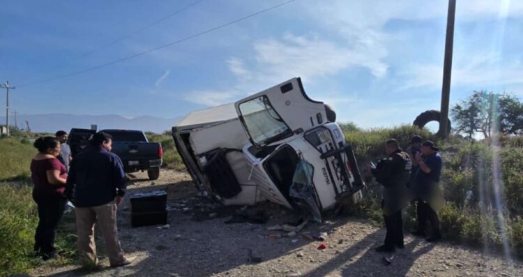 Guardia Estatal atiende volcadura de camión con pollo en Tula, Tamaulipas