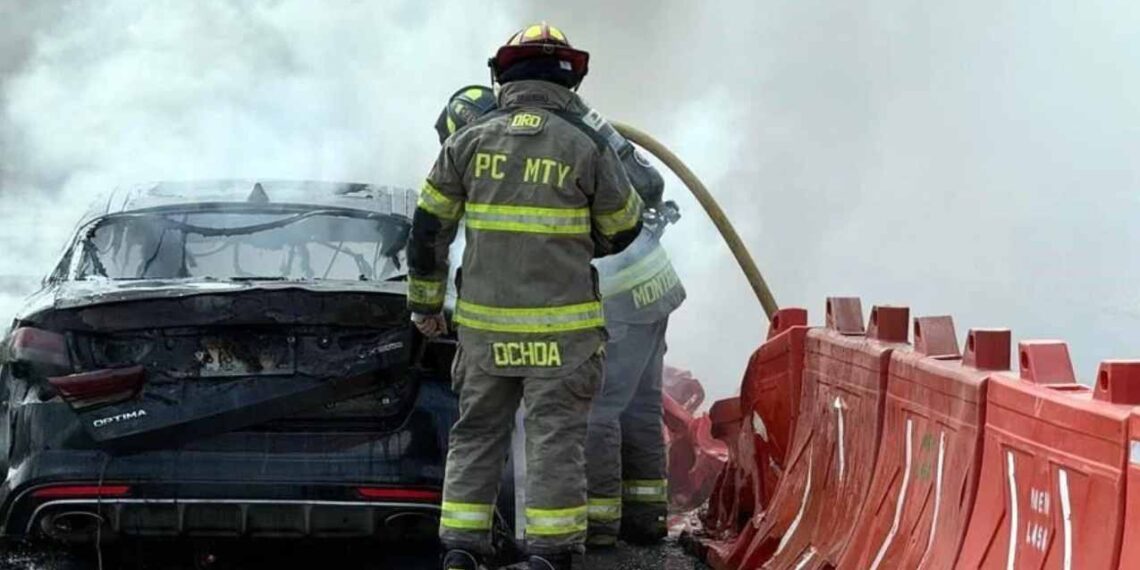 Incendio consume vehículo en Monterrey