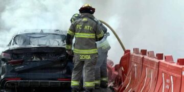 Incendio consume vehículo en Monterrey