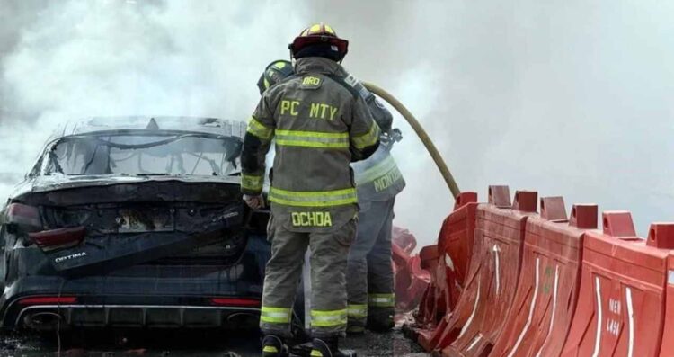 Incendio consume vehículo en Monterrey